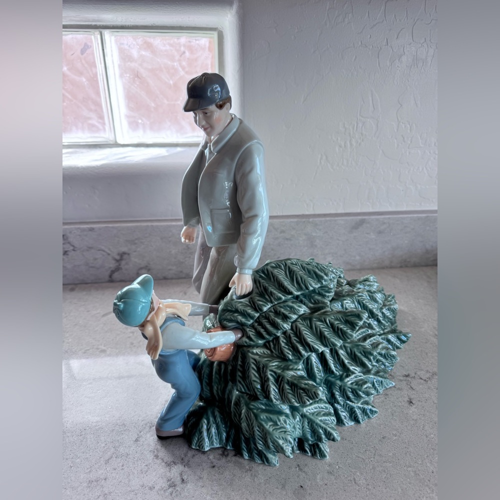 Sweet Grandeur Noel’s father and son Christmas tree figurine in great condition.